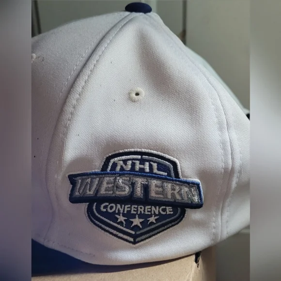 Canucks hat - Picture 2 of 4